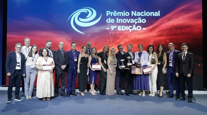 Equipe do Grupo Akiyama no palco do Prêmio Nacional de Inovação, 9ª edição